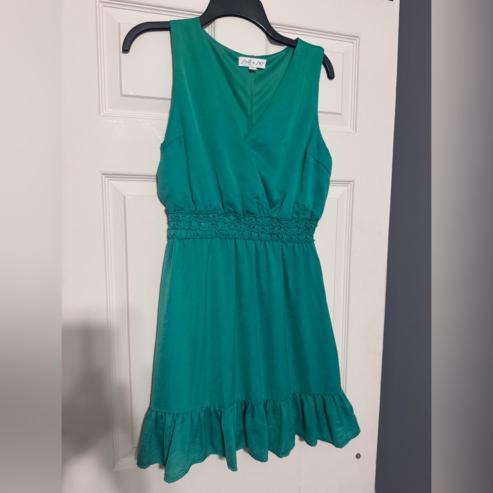 Sleeveless Emerald green V-Neck Dress with Smocked Waist